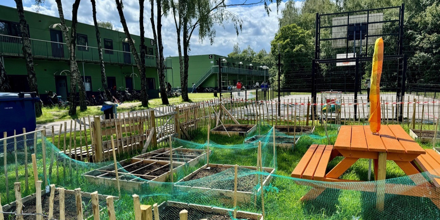 Foto: Zomerfeest azc ondanks het weer een geslaagde middag