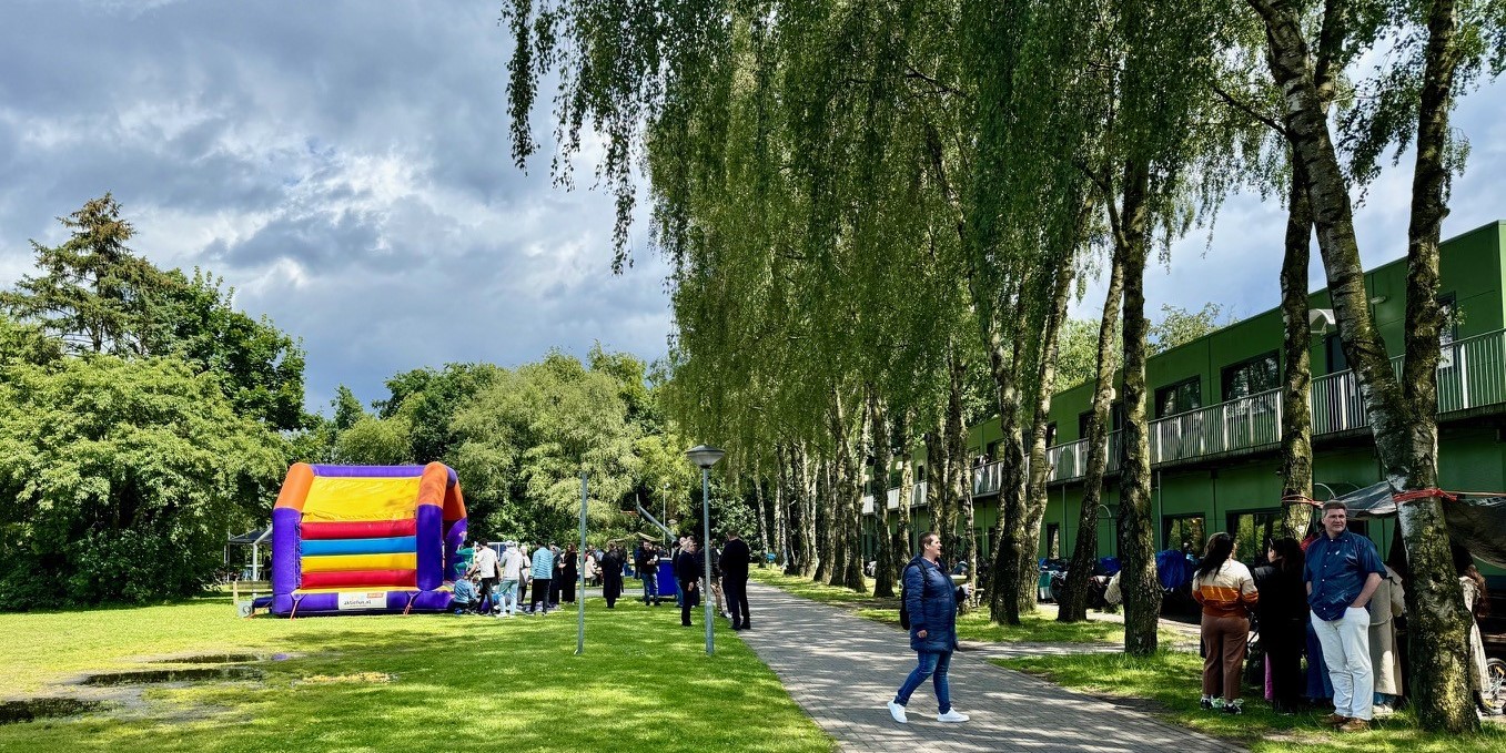 Foto: Zomerfeest azc ondanks het weer een geslaagde middag
