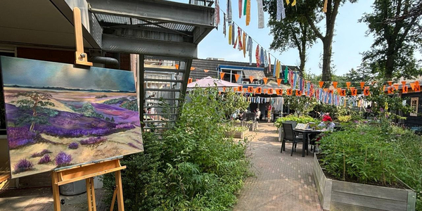 Foto: Lokale kunstenaars toveren bewoners Ittmannshof een lach op hun gezicht