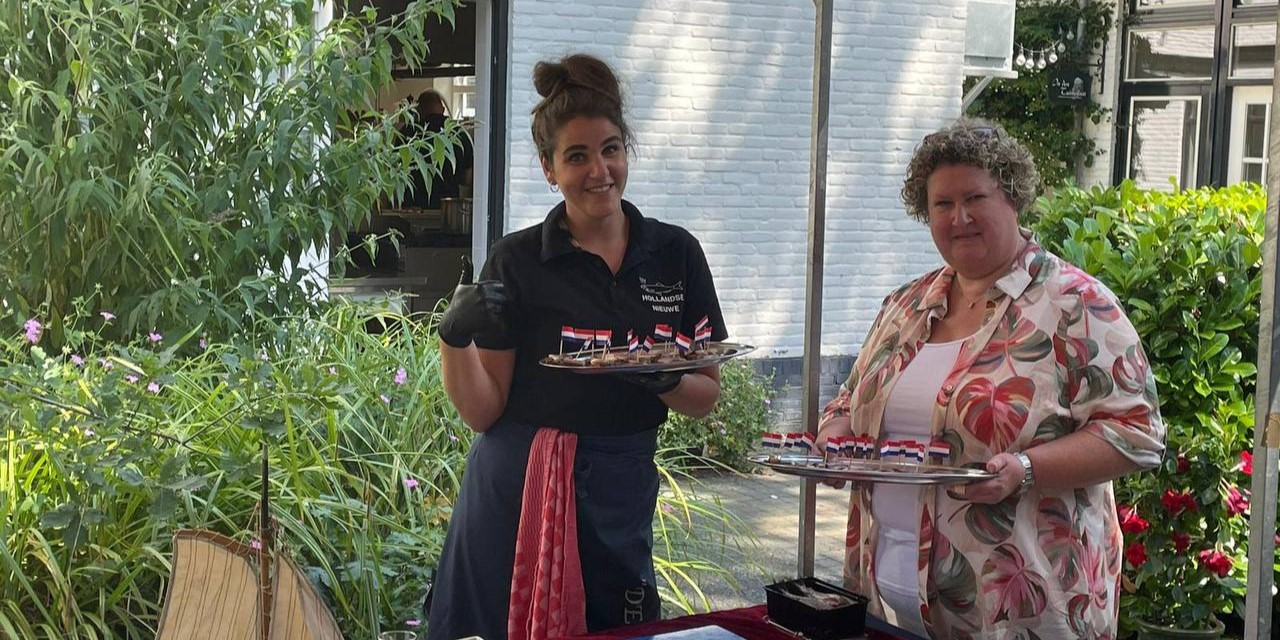 Foto: Bewoners proeven Hollandse Nieuwe bij open dag Duyvenstaete