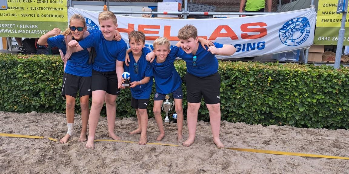 Foto: Franciscus 1 wint Scholieren Beachvolleybaltoernooi