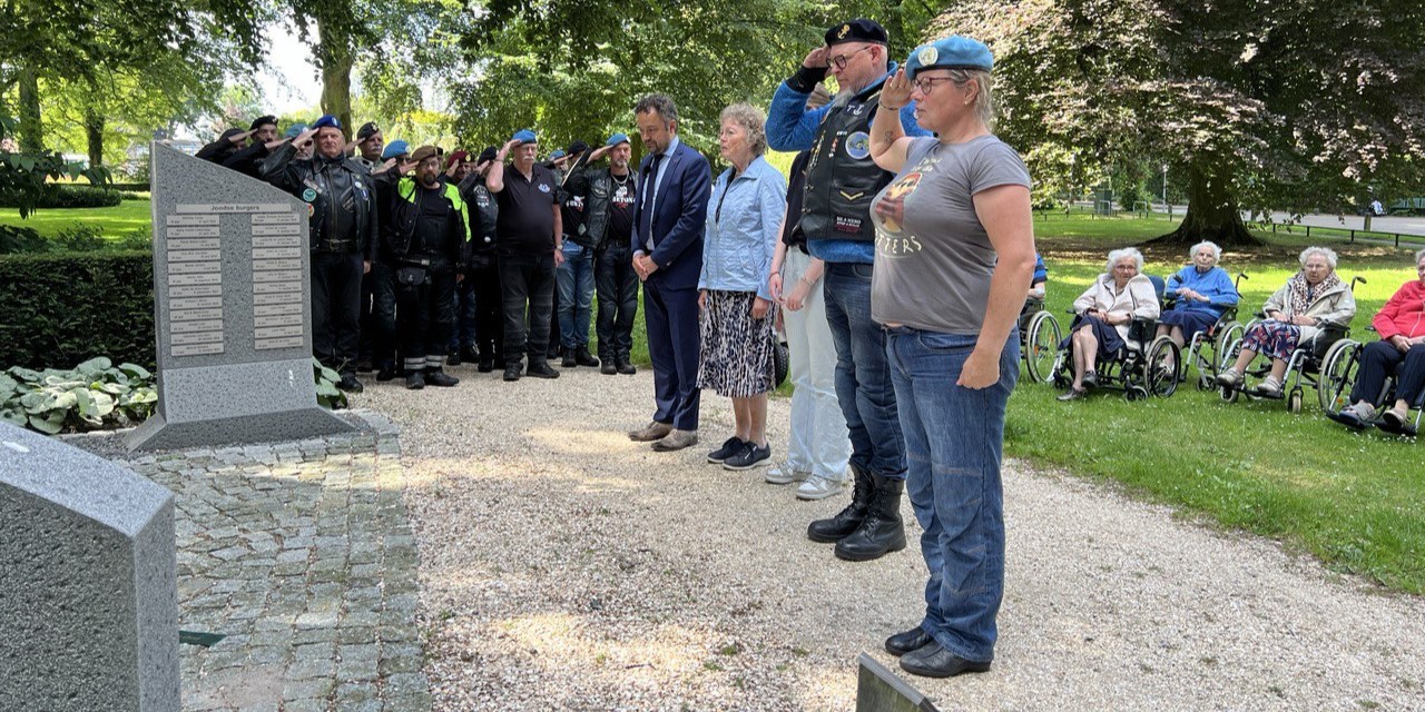 Foto: VIDEO: Veteranen Motorrijders herdenken samen met bewoners Bunterhoek onze oorlogsslachtoffers