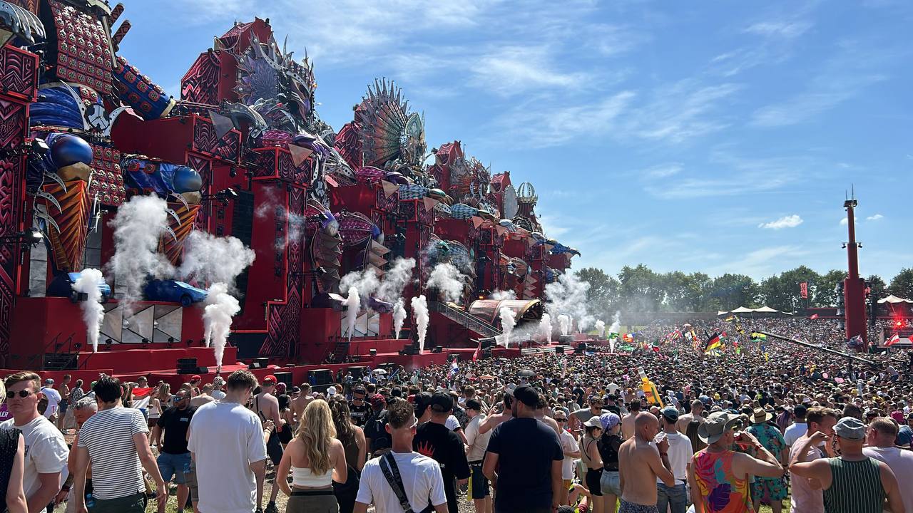 Foto: Vriendengroep uit Elburg op Defqon.1 2024: ‘Grandioos dit!’