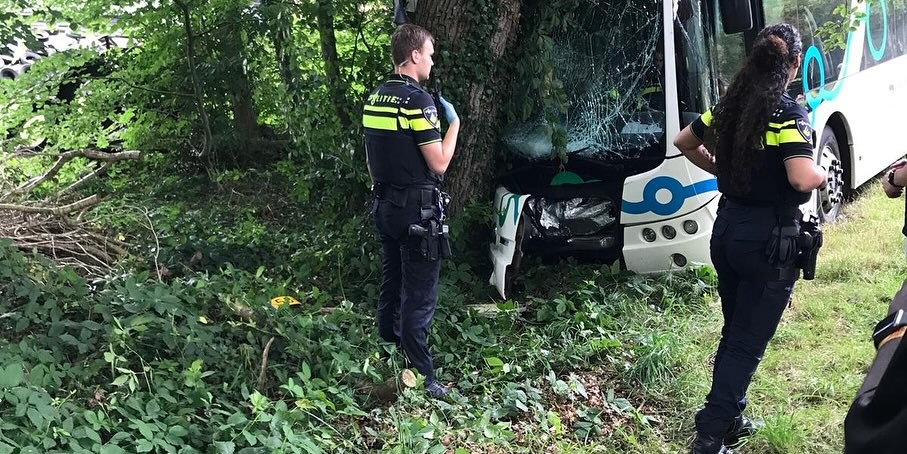 Foto: Lijnbus met passagiers botst tegen boom