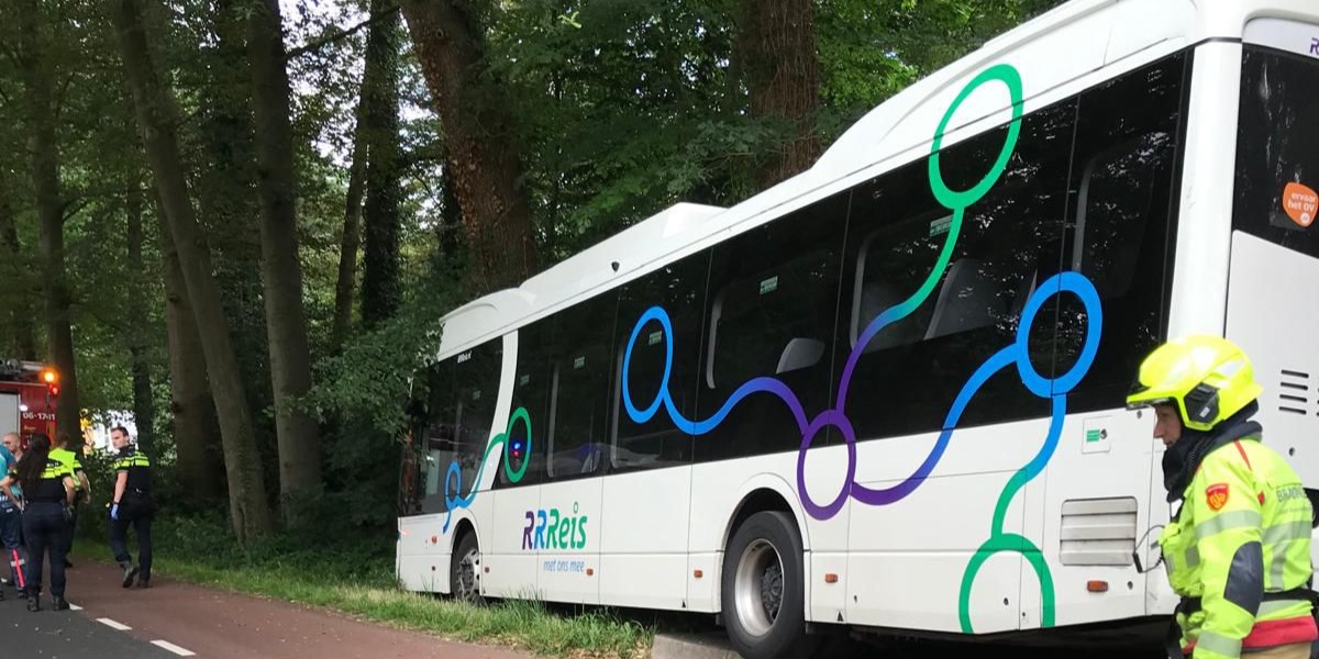 Foto: Lijnbus met passagiers botst tegen boom