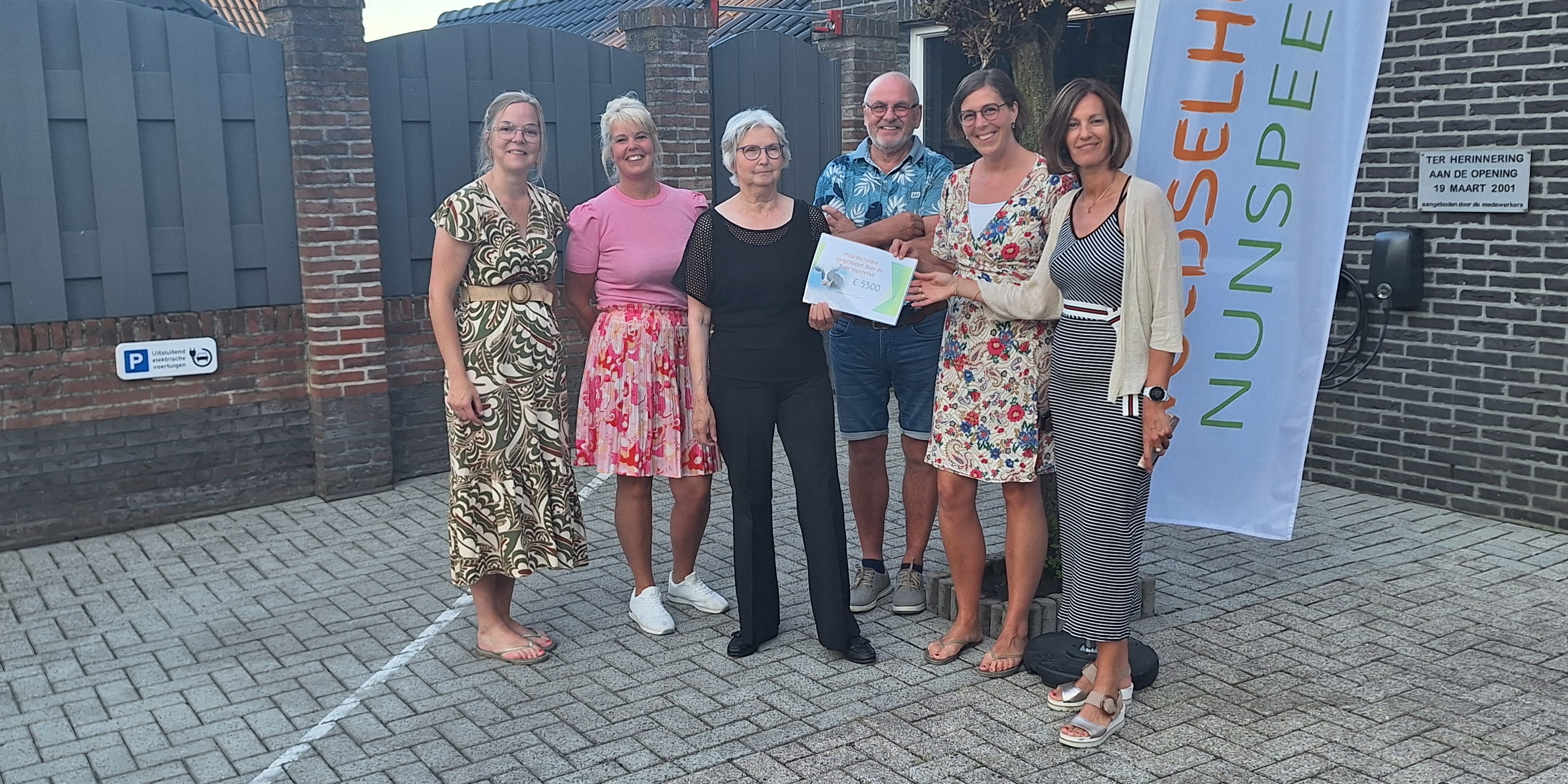 Foto: Organisatie Boer’nlentefair schenkt 5500 euro aan Voedselhulp Nunspeet