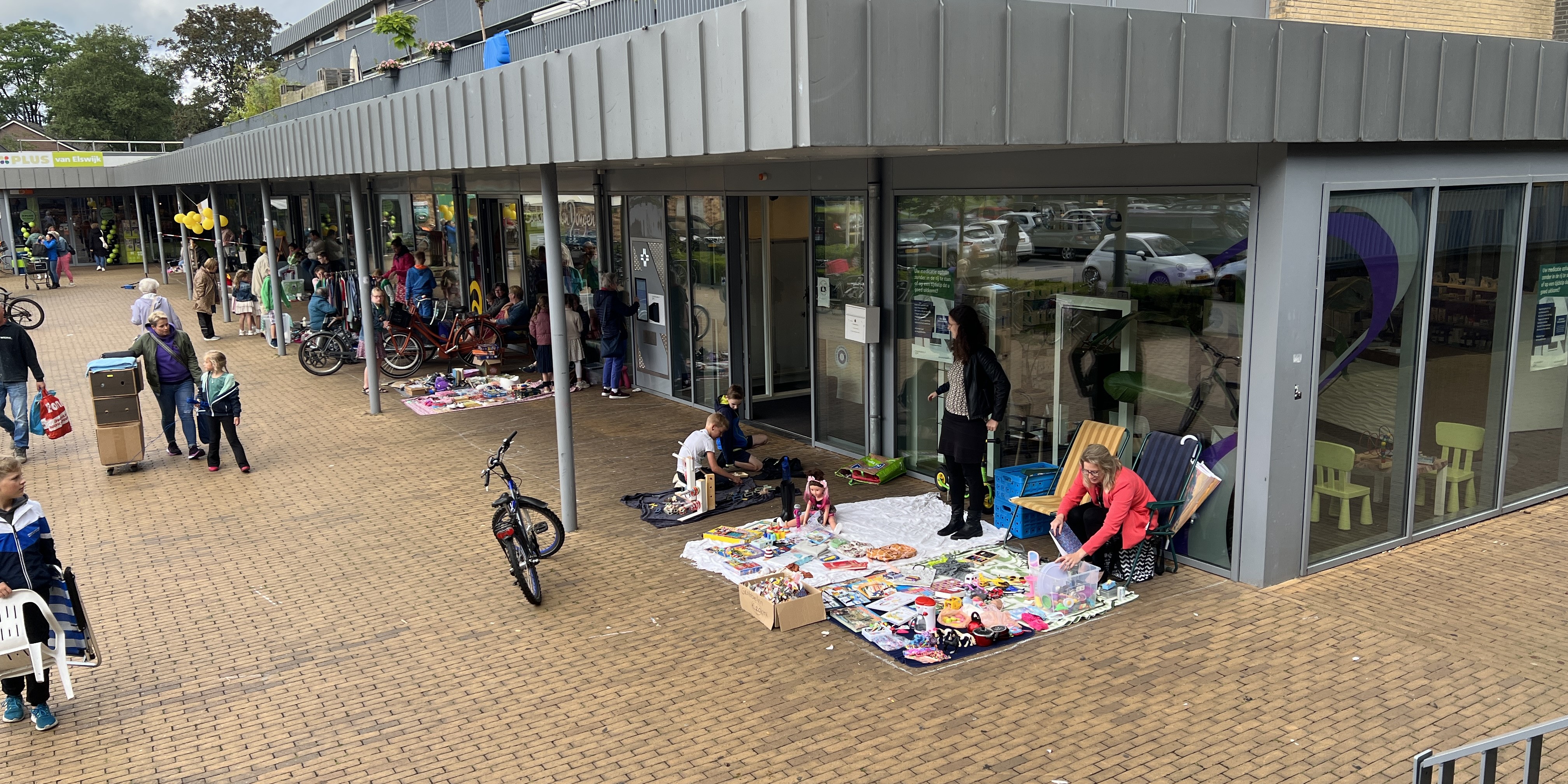 Foto: Gezellige kleedjesmarkt bij WOC De Binnenhof
