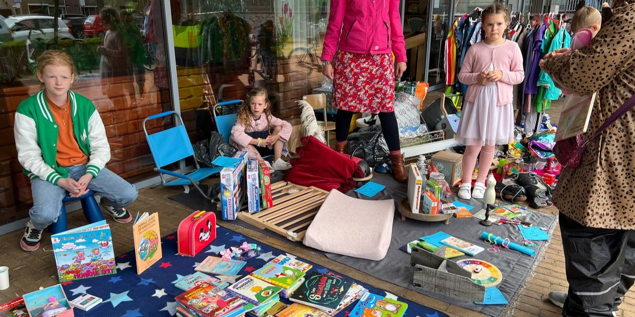 Foto: Gezellige kleedjesmarkt bij WOC De Binnenhof