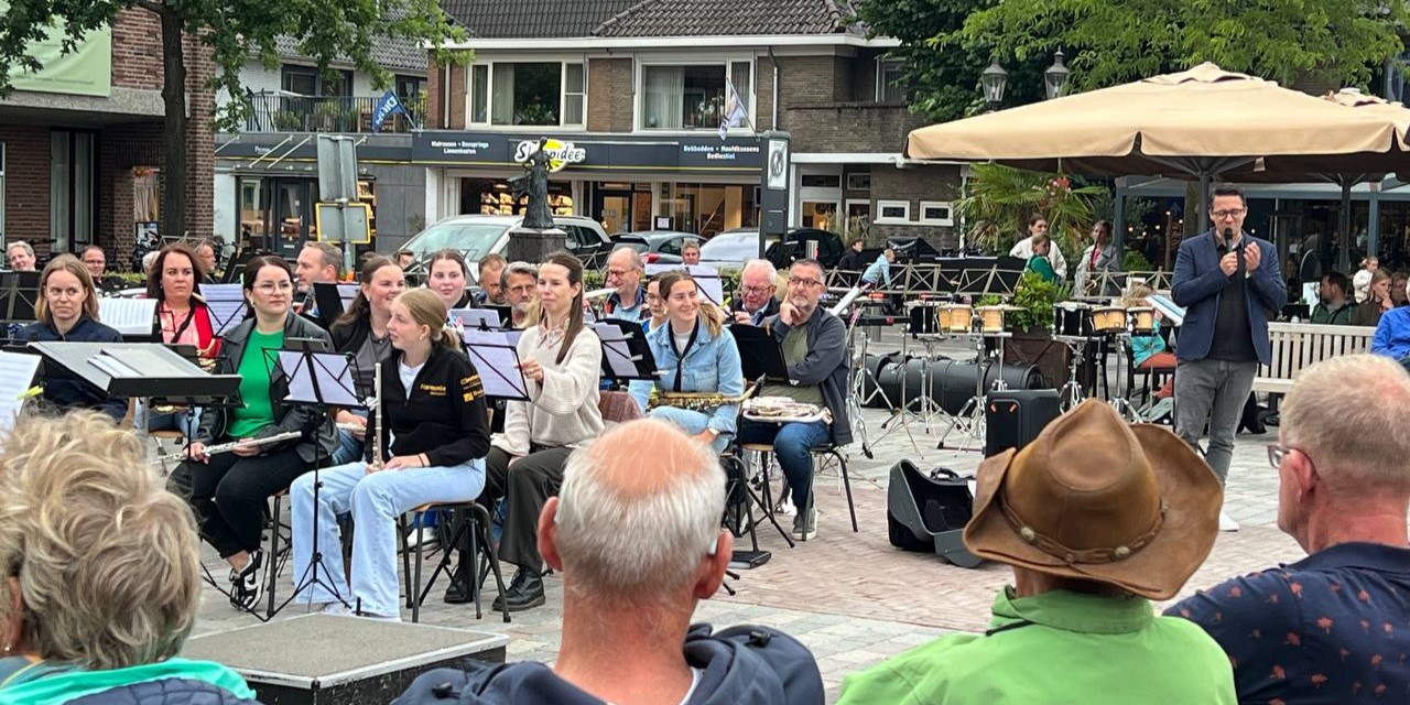 Foto: Zomeravondconcert Harmonie Nunspeet op het marktplein