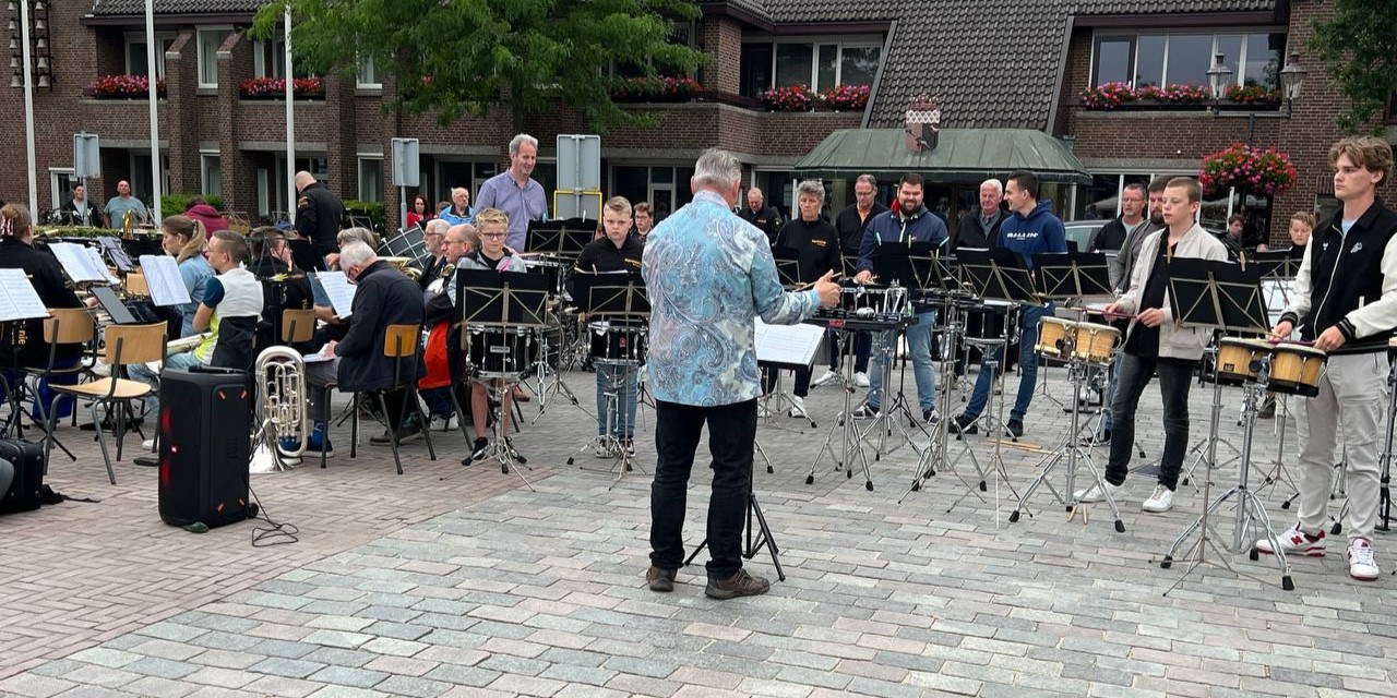 Foto: Zomeravondconcert Harmonie Nunspeet op het marktplein