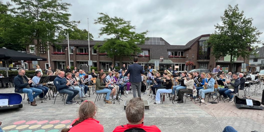 Foto: Zomeravondconcert Harmonie Nunspeet op het marktplein