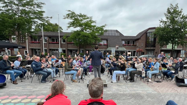 Foto: Zomeravondconcert Harmonie Nunspeet op het marktplein