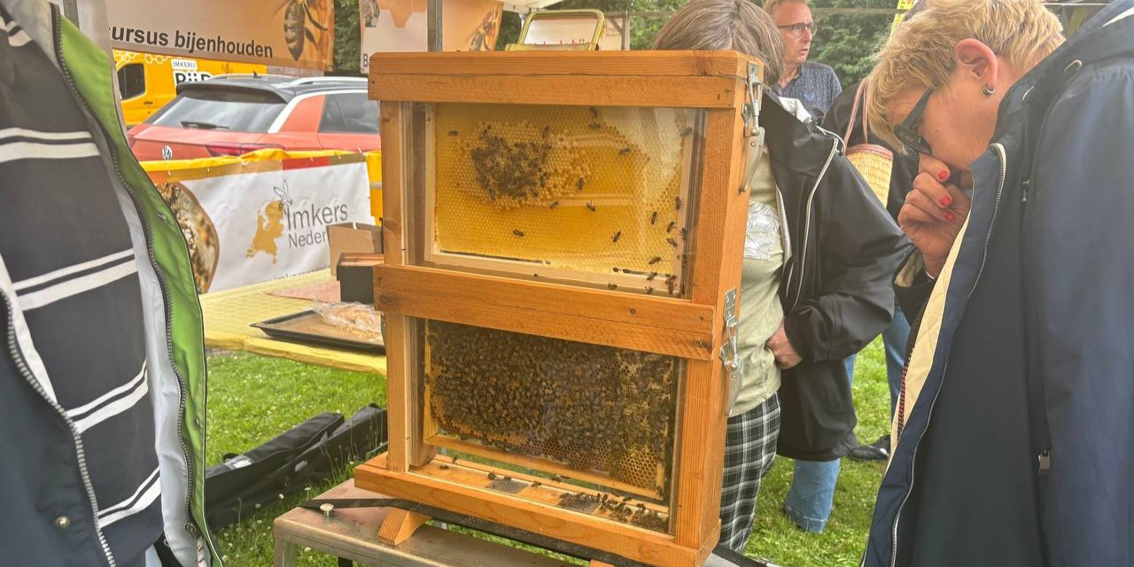 Foto: Opkomst vanuit het hele land voor de Bijenmarkt in Uddel