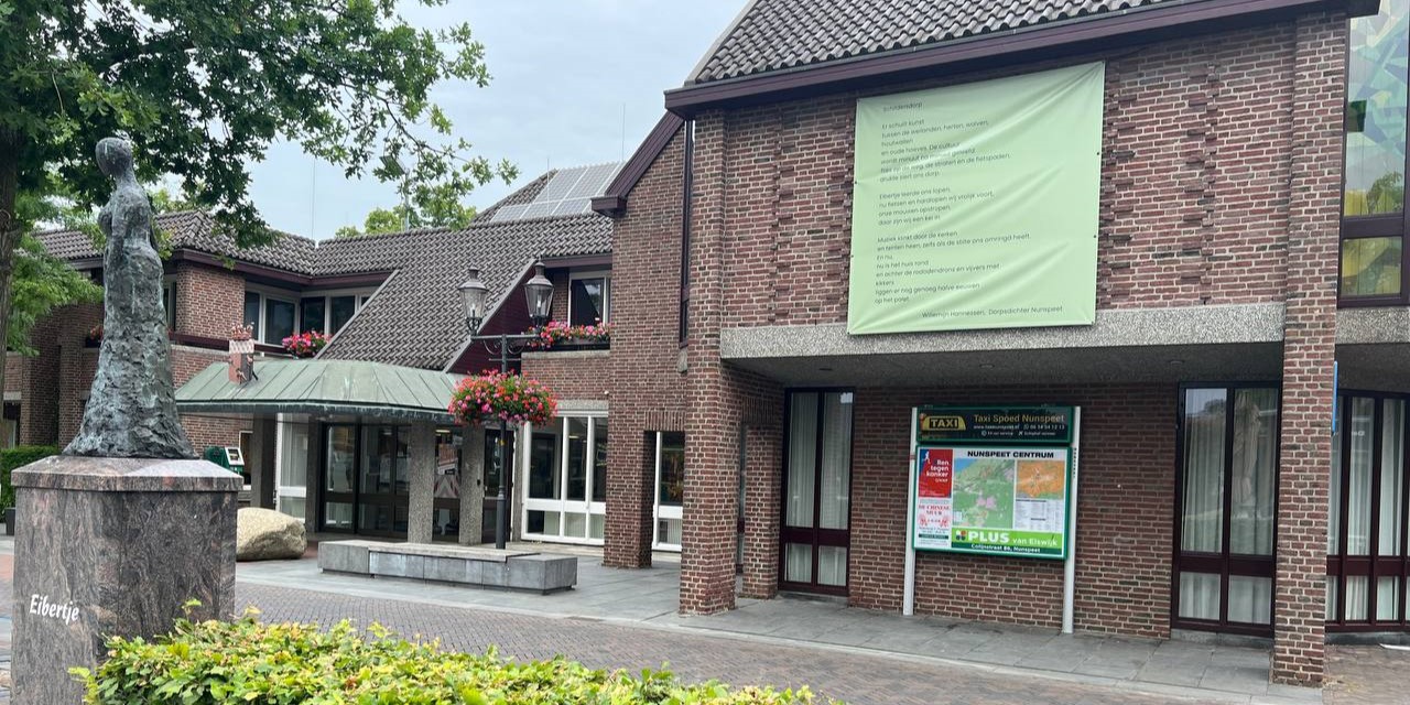 Foto: Instemming met definitief frame en invulling textieldoek op het gemeentehuis