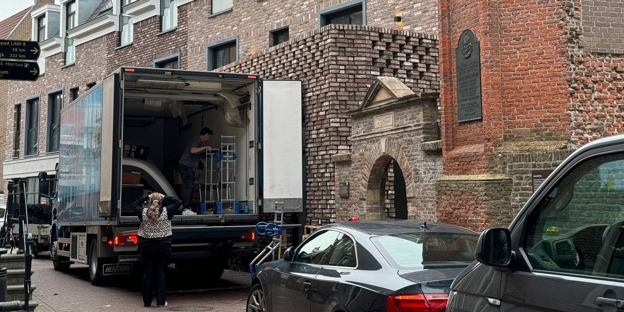 Foto: Eindelijk sleutel voor nieuwe bewoners Oude Bieb