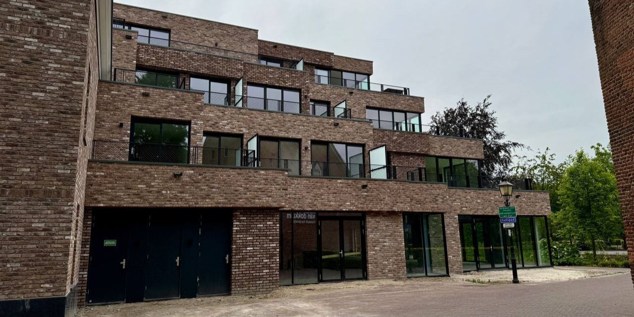 Foto: Eindelijk sleutel voor nieuwe bewoners Oude Bieb