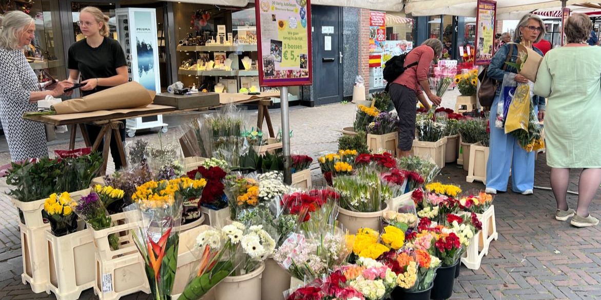 Foto: Jubileum, nieuwe gezichten en zomeractiviteiten op de Nunspeetse weekmarkt 