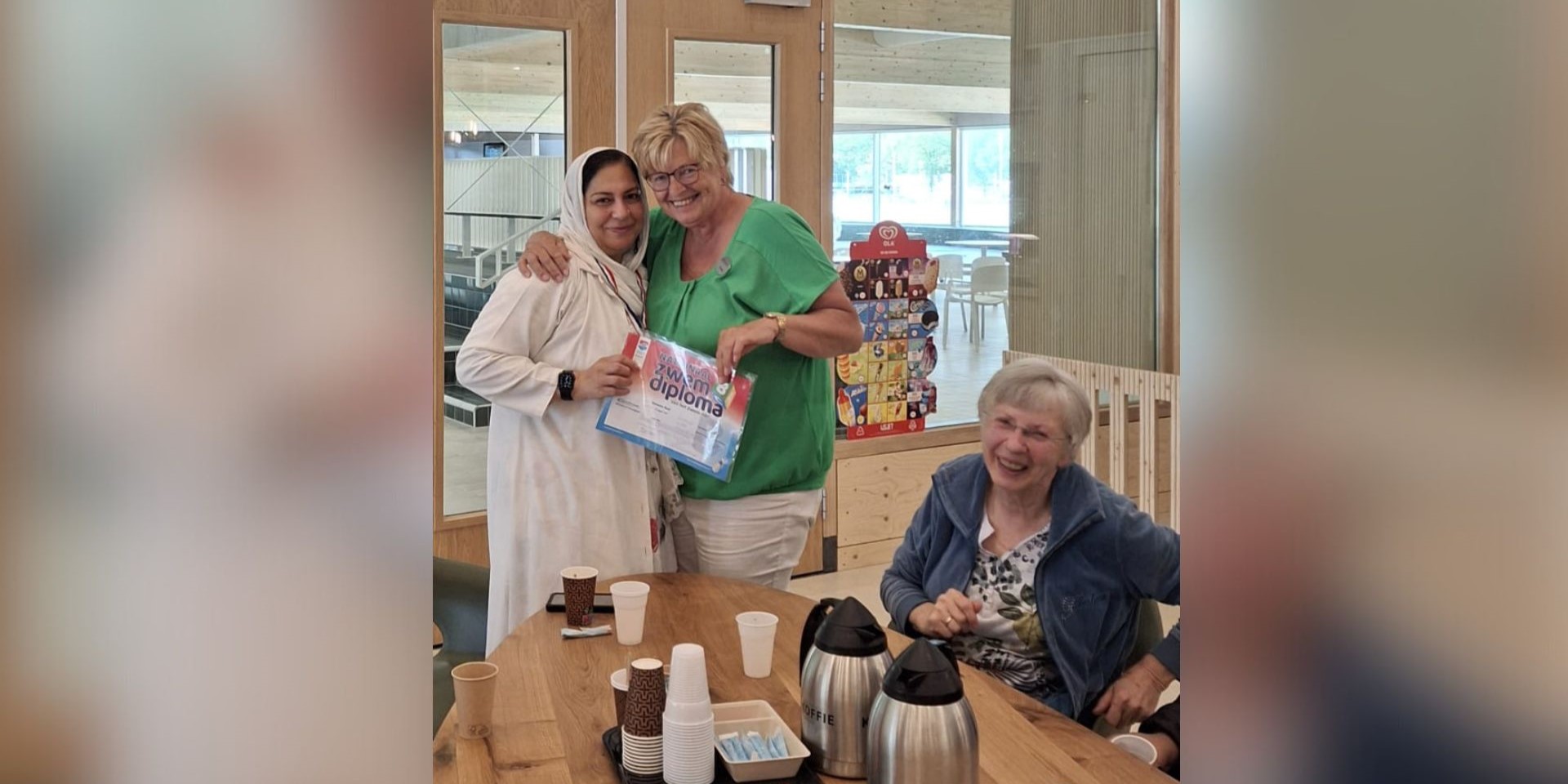 Foto: Zwemdiploma's voor multiculturele vrouwengroep Mozaïek