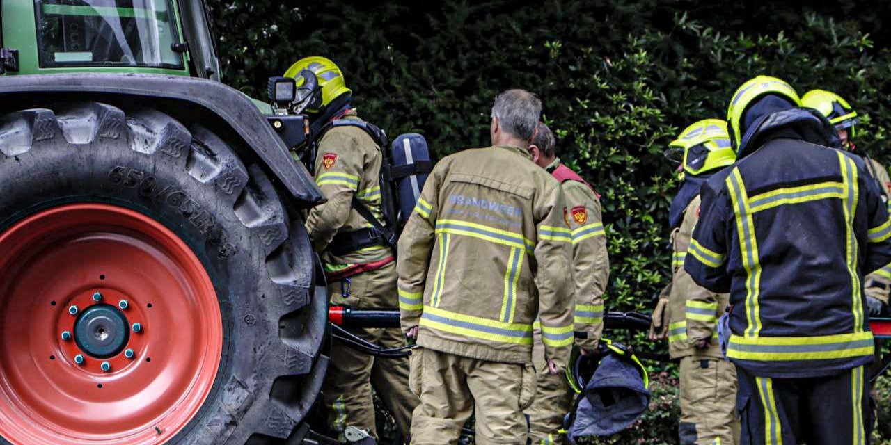 Foto: Trekker in brand Harderwijkerweg Hulshorst