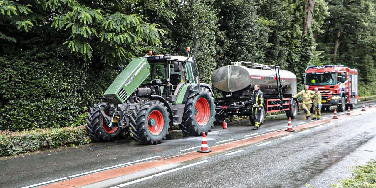 Foto: Trekker in brand Harderwijkerweg Hulshorst