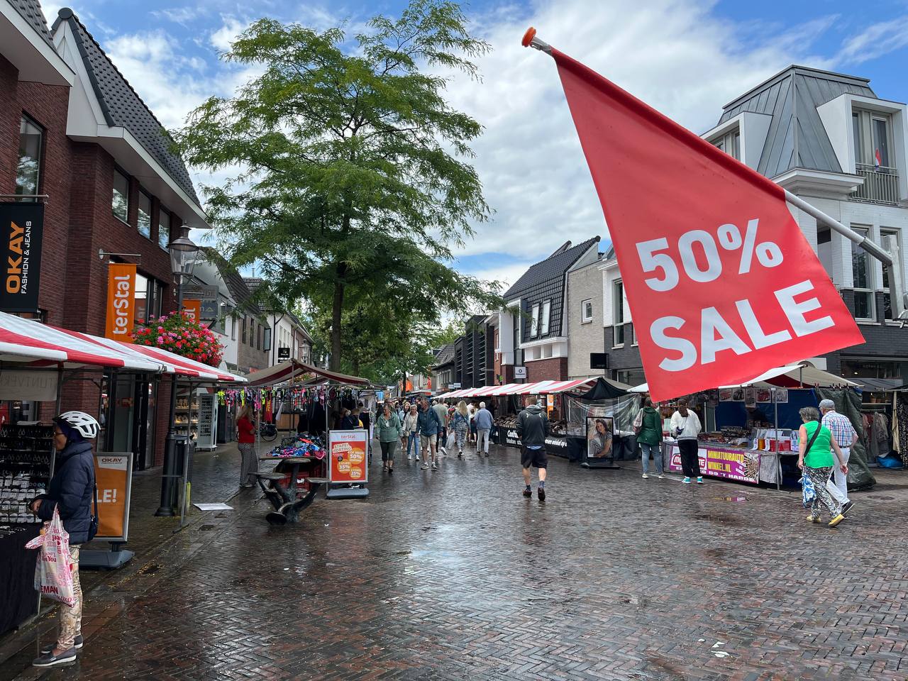 Foto: Zomermarkten Nunspeet regenachtig van start 