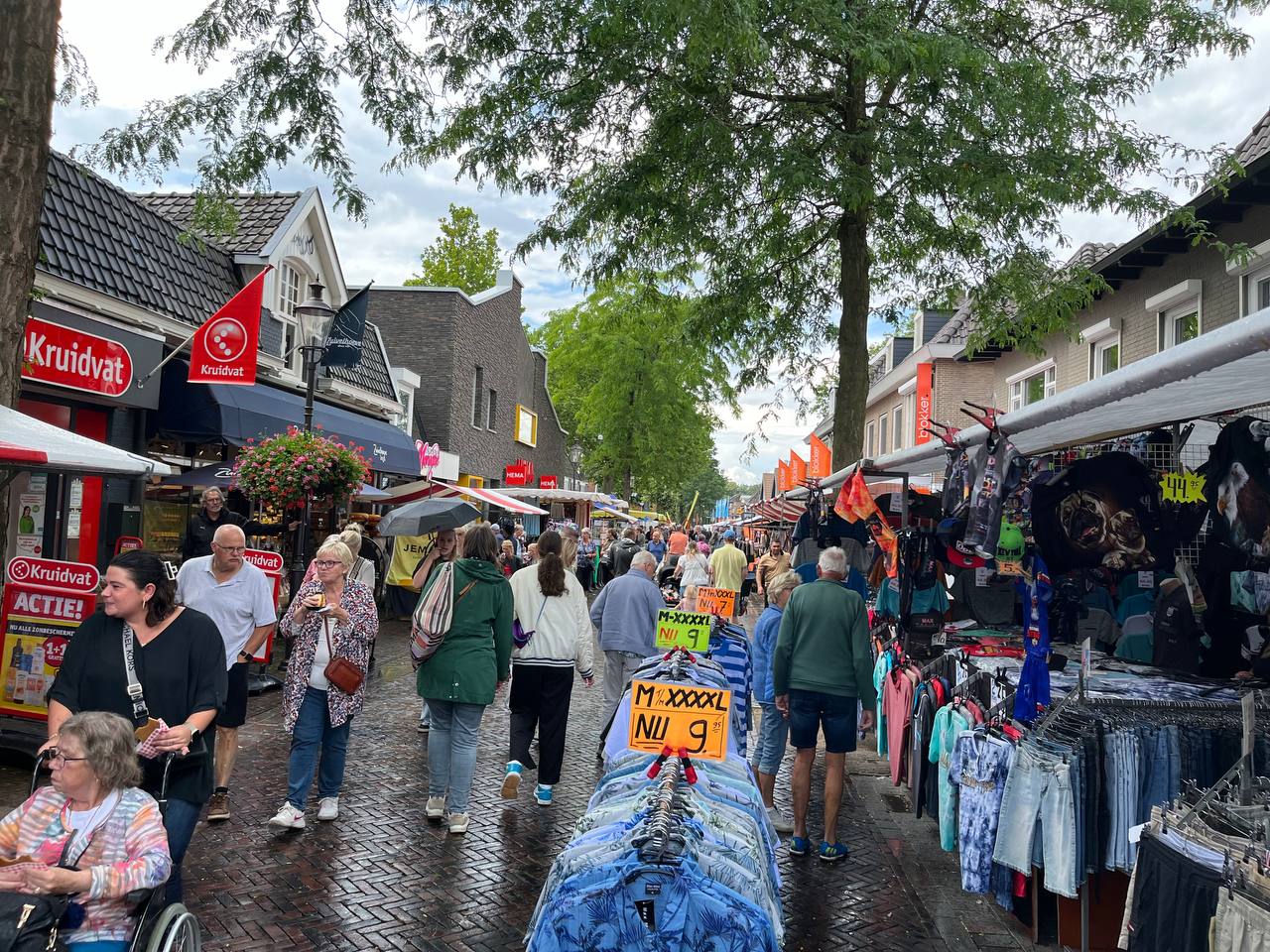 Foto: Zomermarkten Nunspeet regenachtig van start 