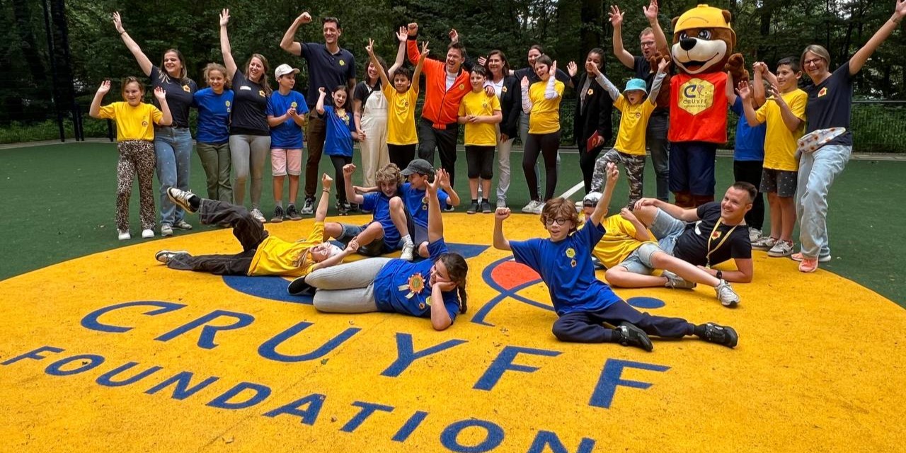 Foto: Johnny de Mol opent nieuwe Cruijff Court bij Hotel Heppie in Vierhouten