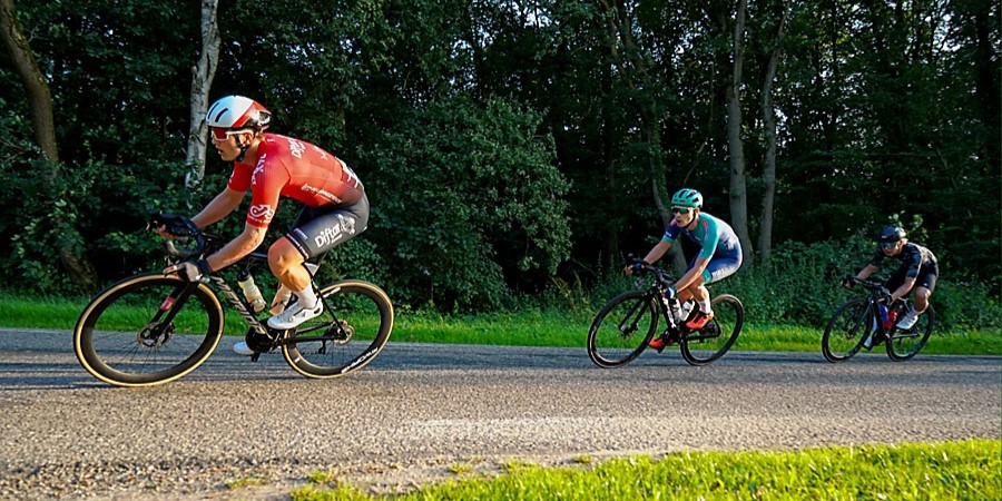 Foto: Swenne wint Ronde van Elspeet, Louwerensen neemt voorschot op winst Veluweklassement