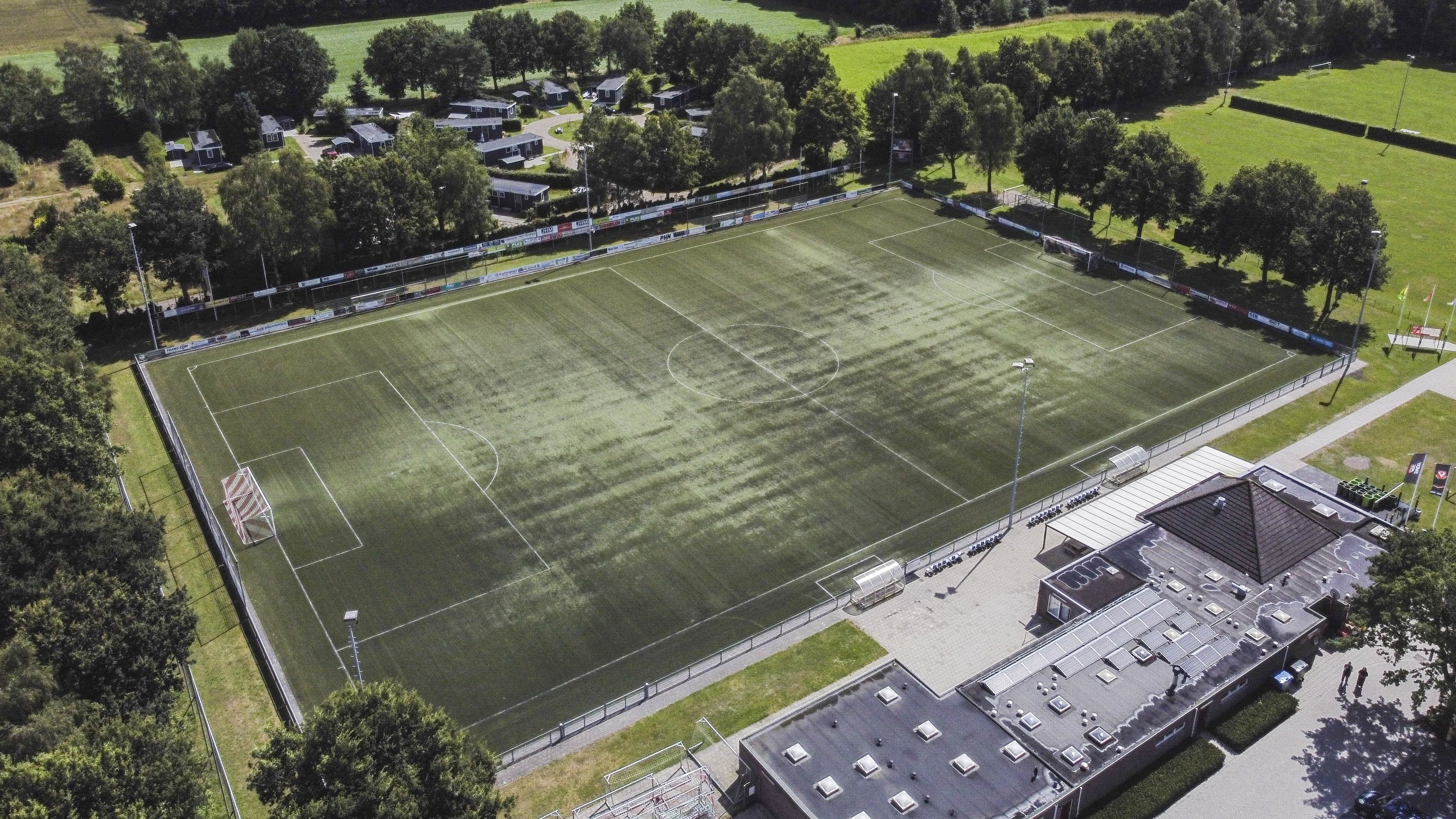 Foto: Tijdelijke oplossing voor afgekeurd voetbalveld vv Hulshorst