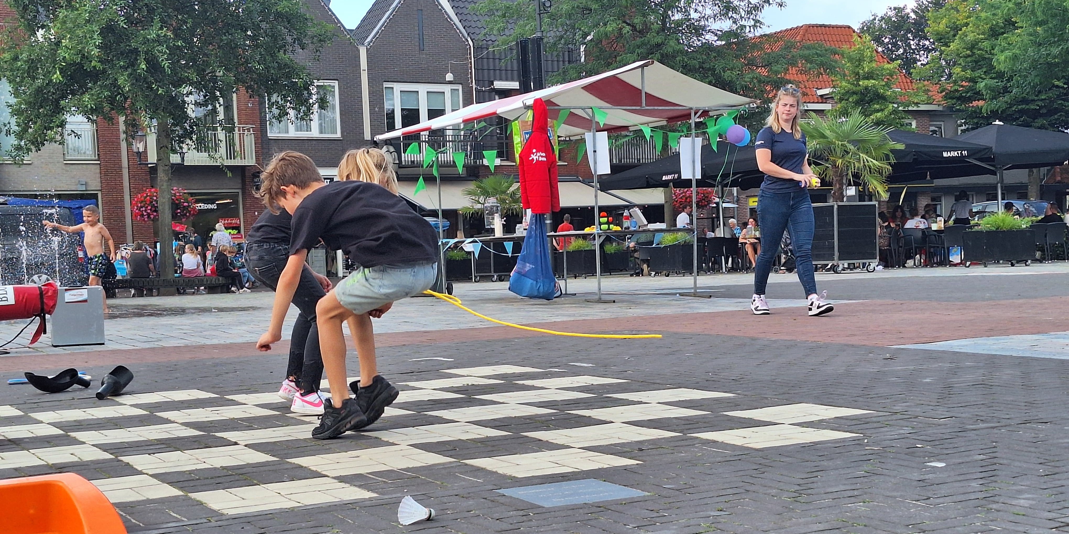Foto: Gezellige zomermarkt met thema: vakantiespellen