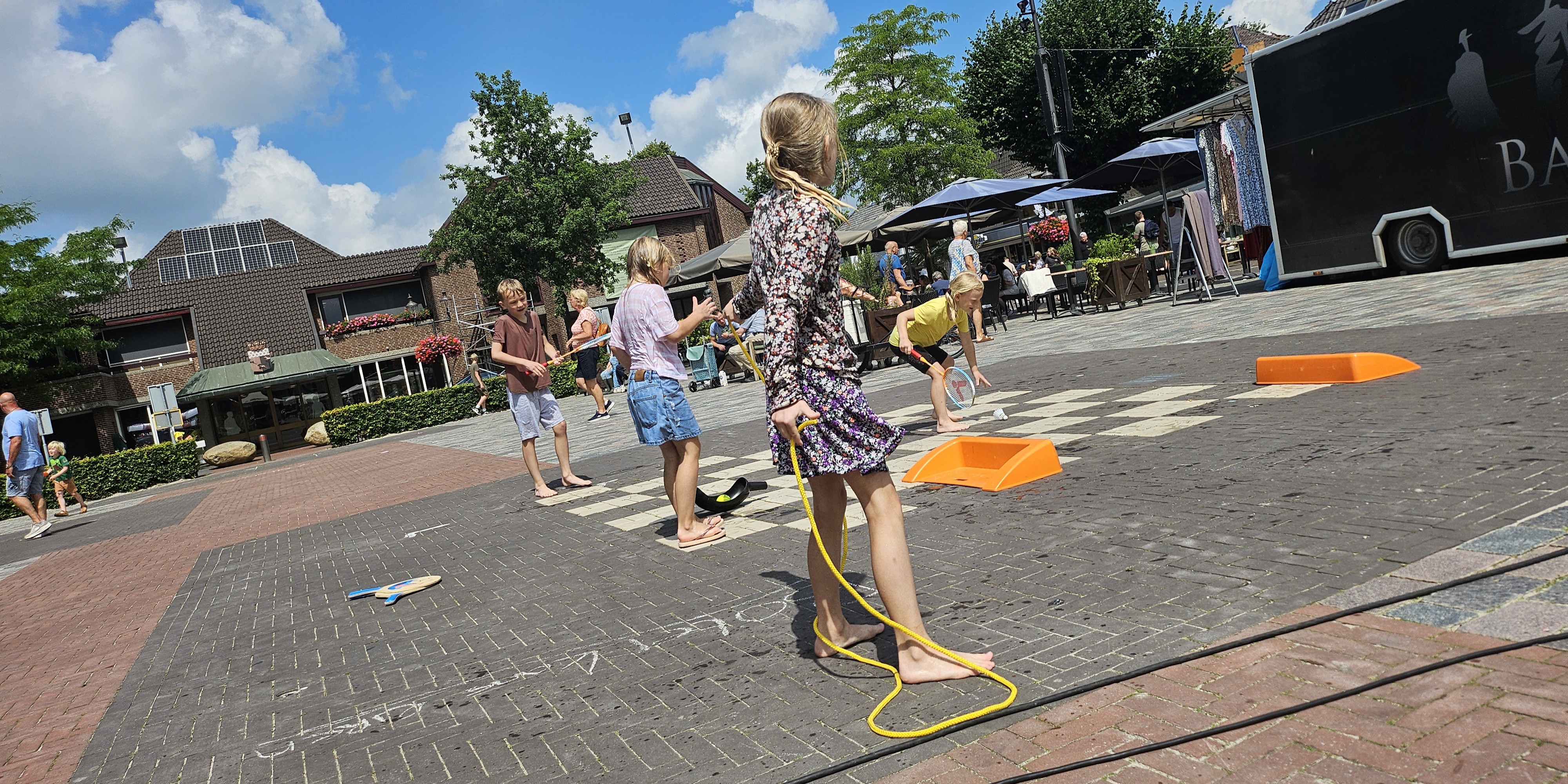 Foto: Gezellige zomermarkt met thema: vakantiespellen