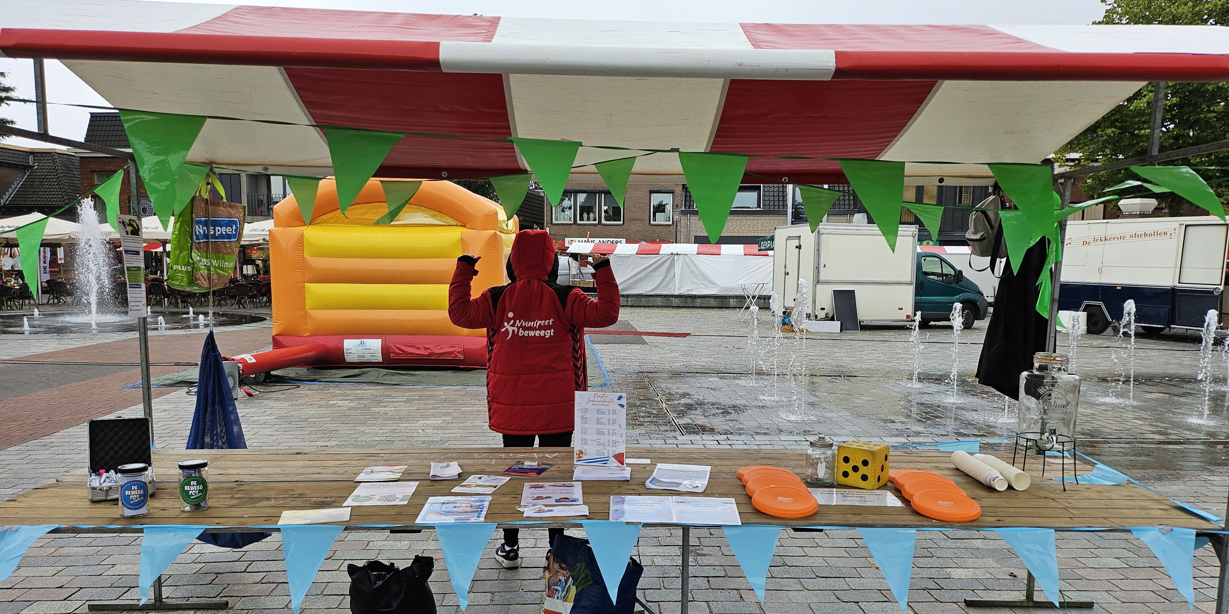 Foto: Gezellige zomermarkt met thema: vakantiespellen