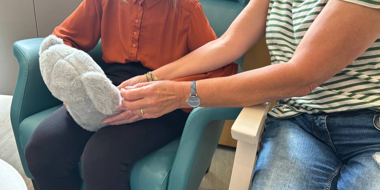 Foto: Seewende ontvangt gift van Joke: ‘Mijn man had veel aan deze knuffels in zijn laatste tijd’