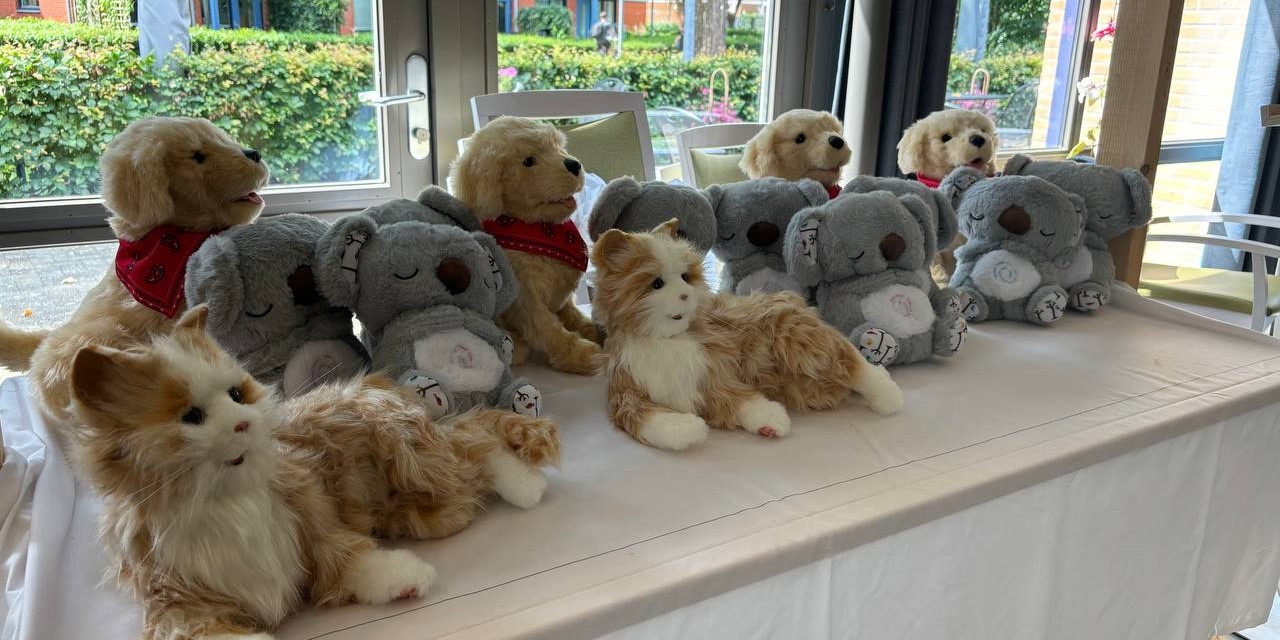 Foto: Seewende ontvangt gift van Joke: ‘Mijn man had veel aan deze knuffels in zijn laatste tijd’