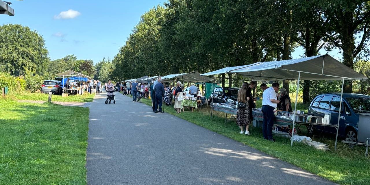 Foto: Boekenhandelaars uit heel Nederland trekken naar Elspeet