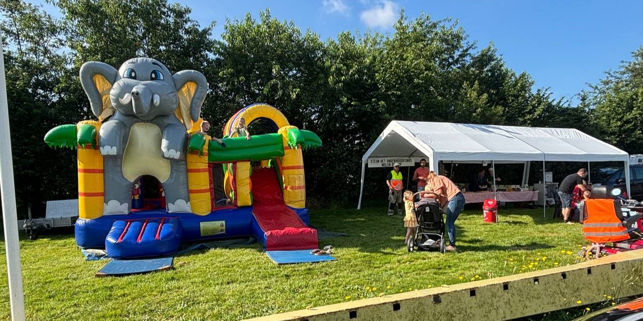 Foto: In de vroege uurtjes al drukte bij Kofferbakverkoop molen de Duif
