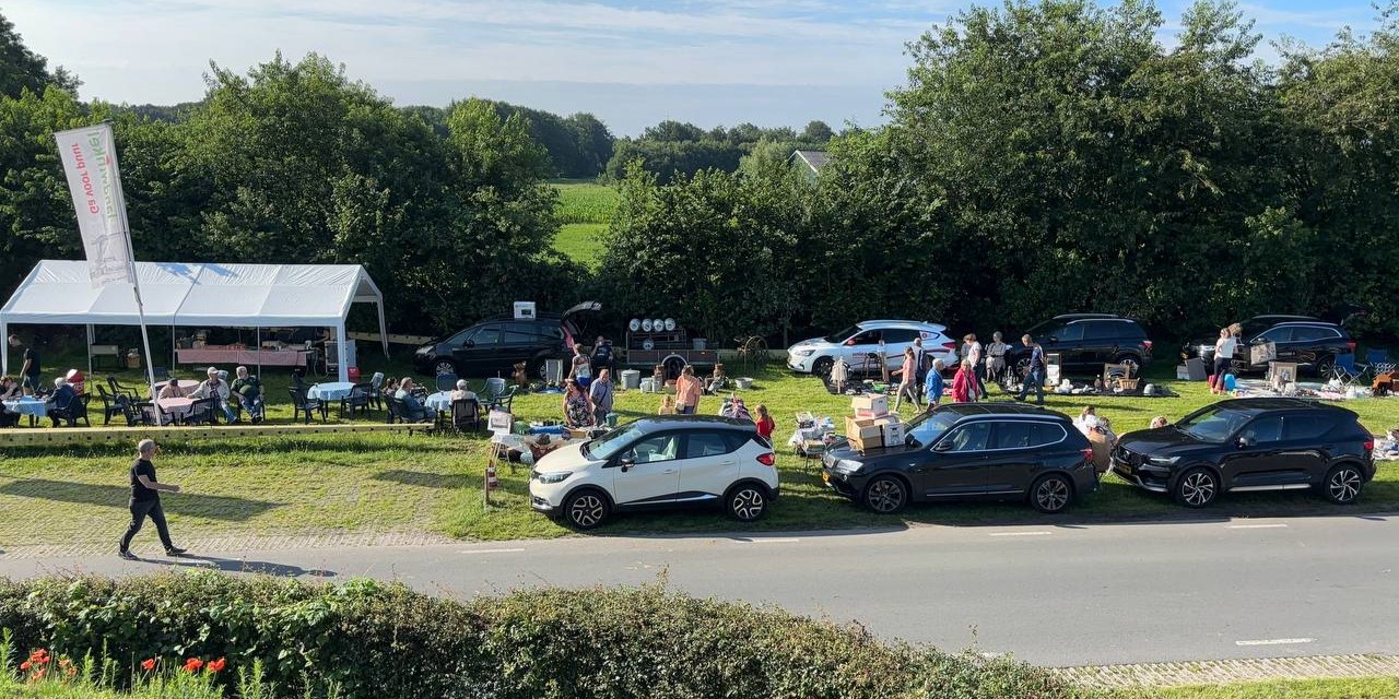 Foto: In de vroege uurtjes al drukte bij Kofferbakverkoop molen de Duif