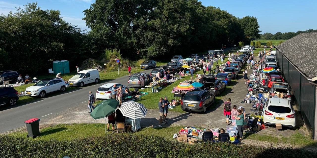 Foto: In de vroege uurtjes al drukte bij Kofferbakverkoop molen de Duif