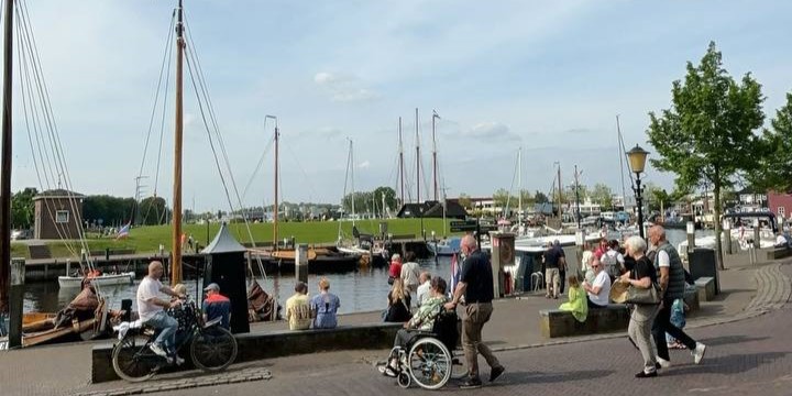 Foto: Havenkade Elburg in de zomer afgesloten vanwege drukte