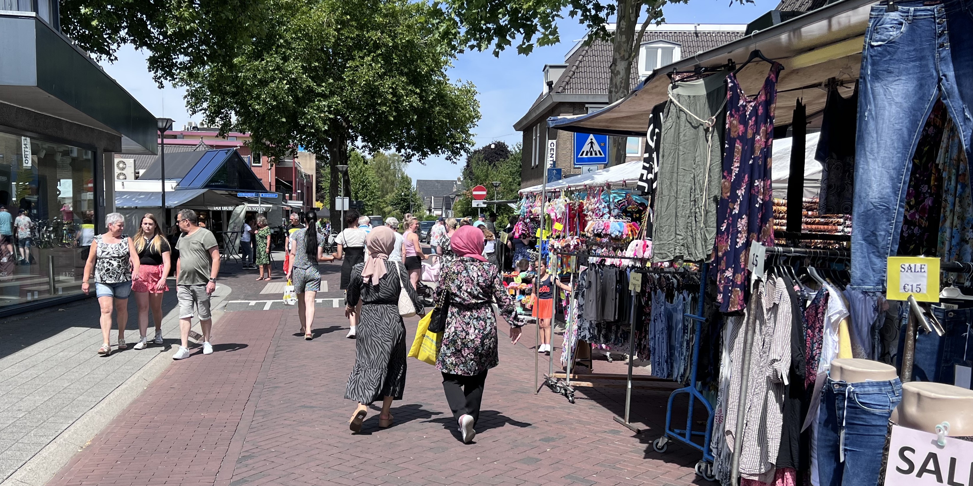 Foto: Steeds meer lege plekken tijdens zomerse markten: ‘Soms een gat van twaalf meter’