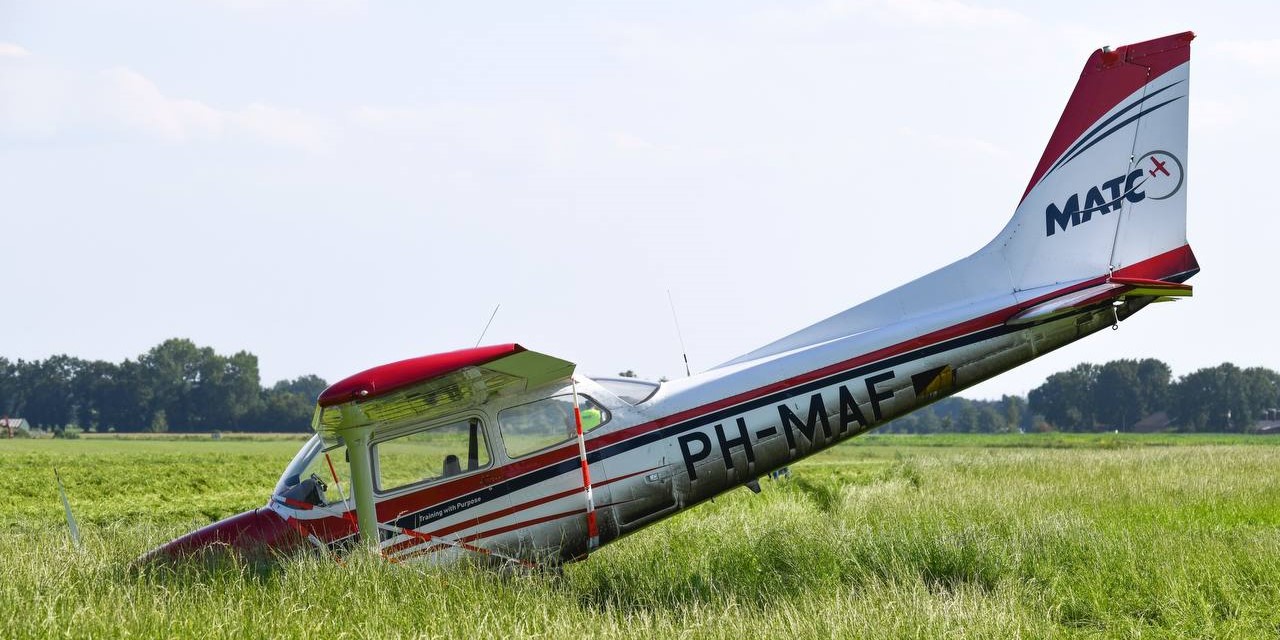 Foto: UPDATE: Noodlanding vliegtuig weiland Pangelerweg 