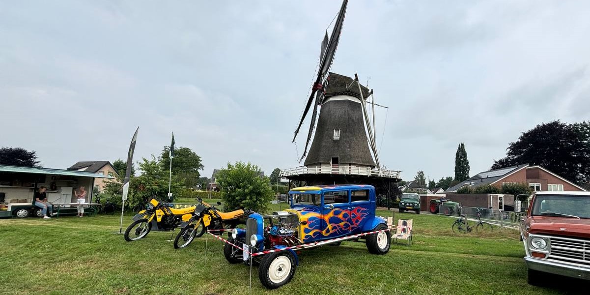 Foto: Oldtimers en oude ambachten bij Molen de Maagd in Hulshorst