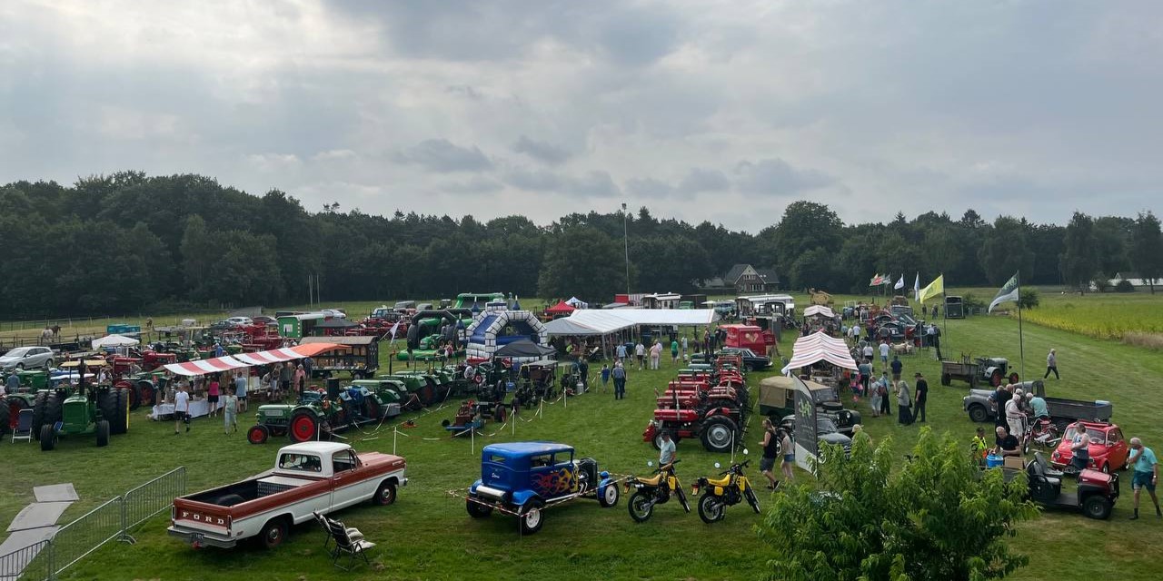 Foto: Oldtimers en oude ambachten bij Molen de Maagd in Hulshorst