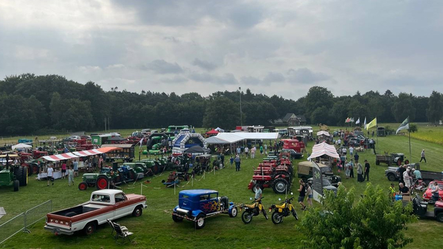 Foto: Oldtimers en oude ambachten bij Molen de Maagd in Hulshorst