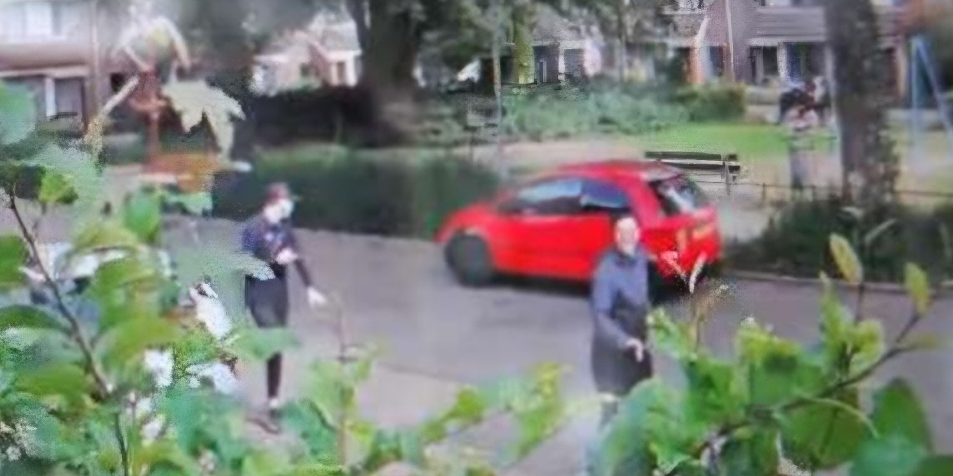 Foto: Grille van auto vernield door twee jonge mannen