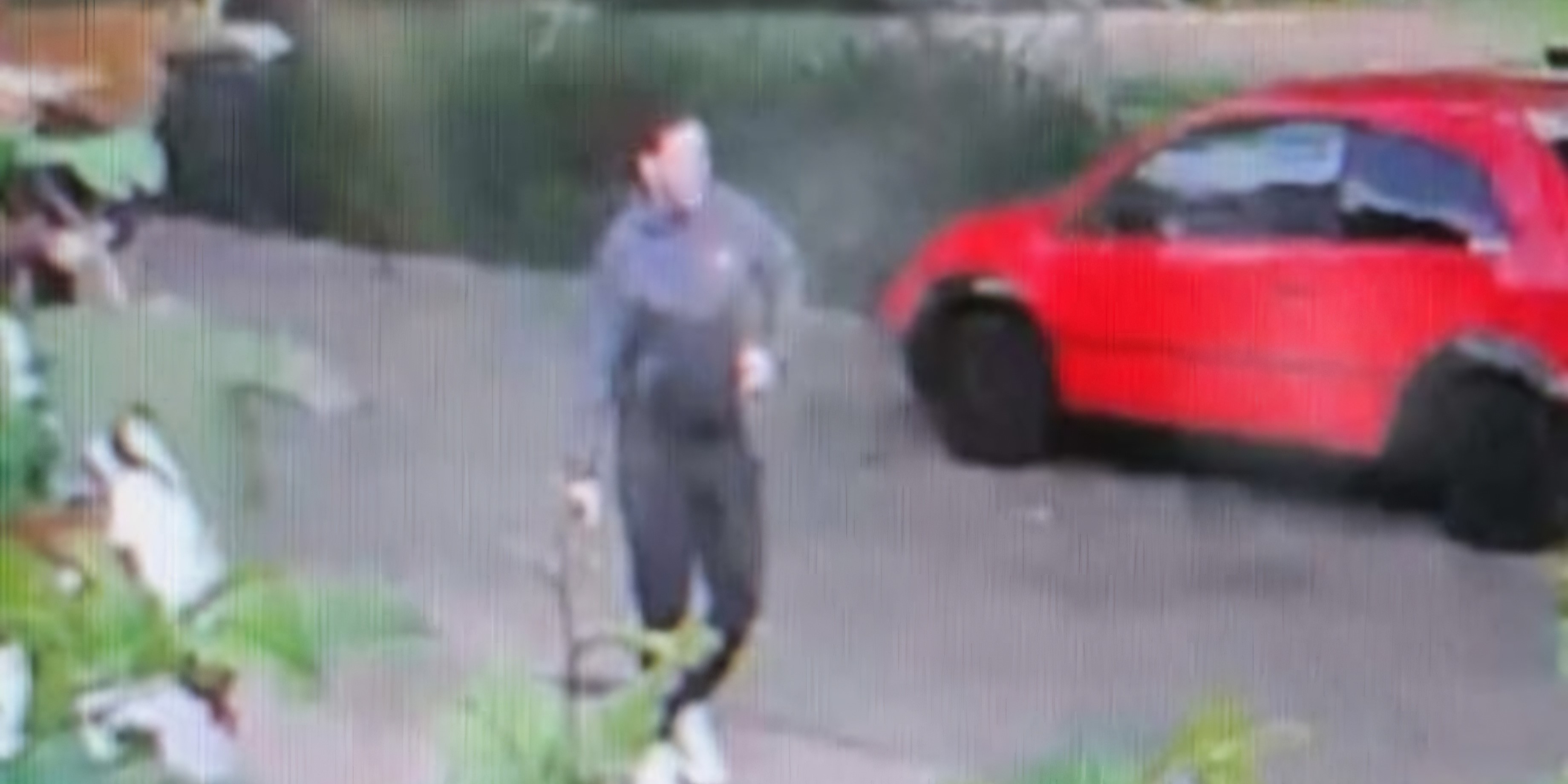 Foto: Grille van auto vernield door twee jonge mannen