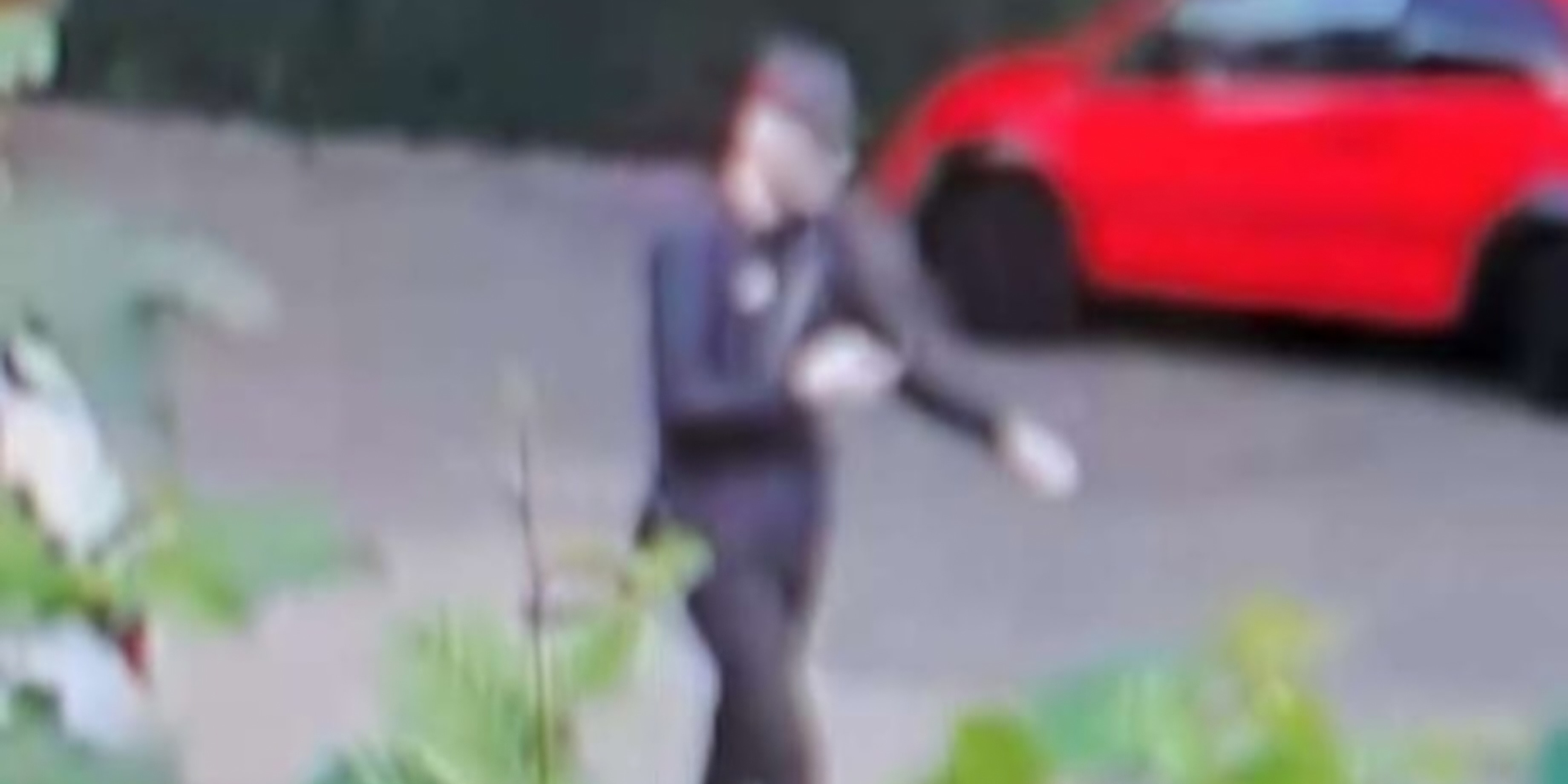 Foto: Grille van auto vernield door twee jonge mannen