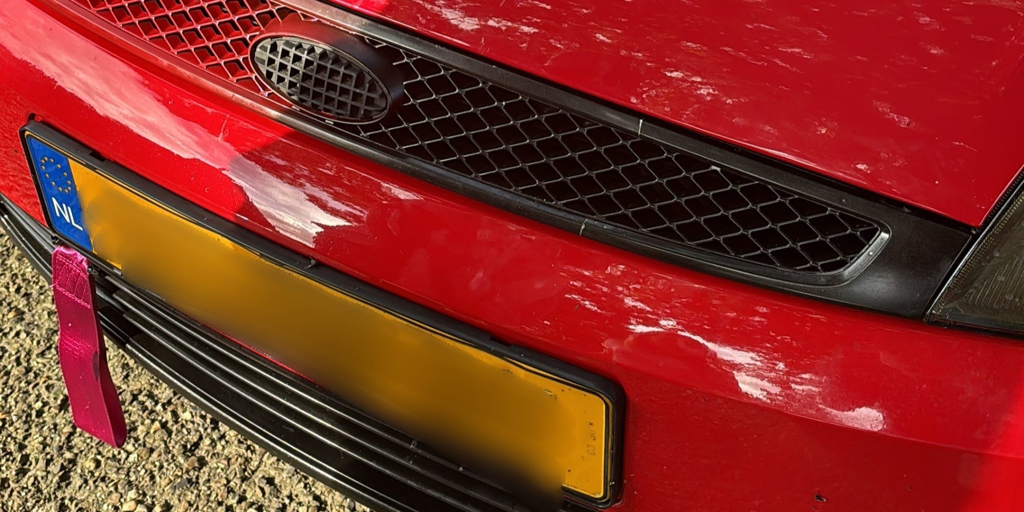 Foto: Grille van auto vernield door twee jonge mannen