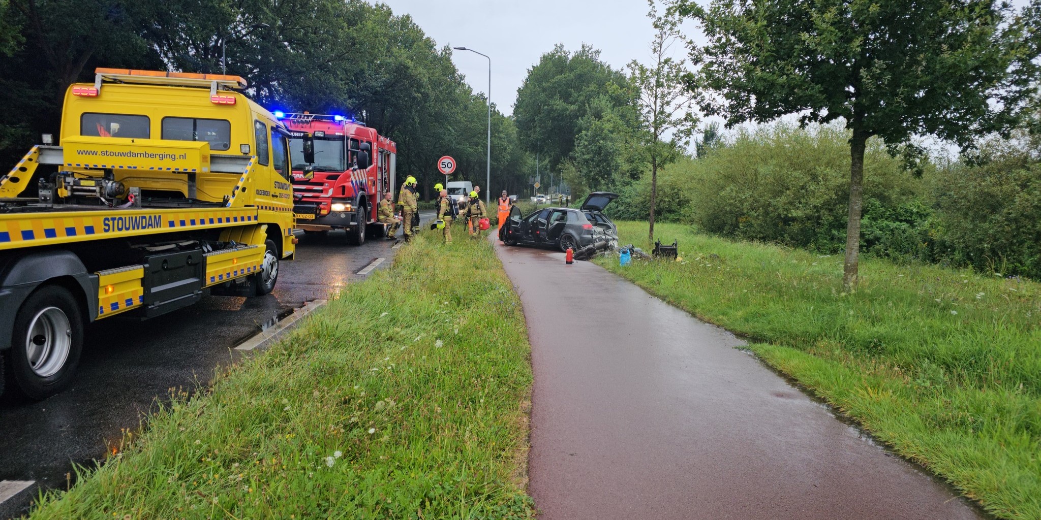Foto: Man steekt eigen auto in de brand