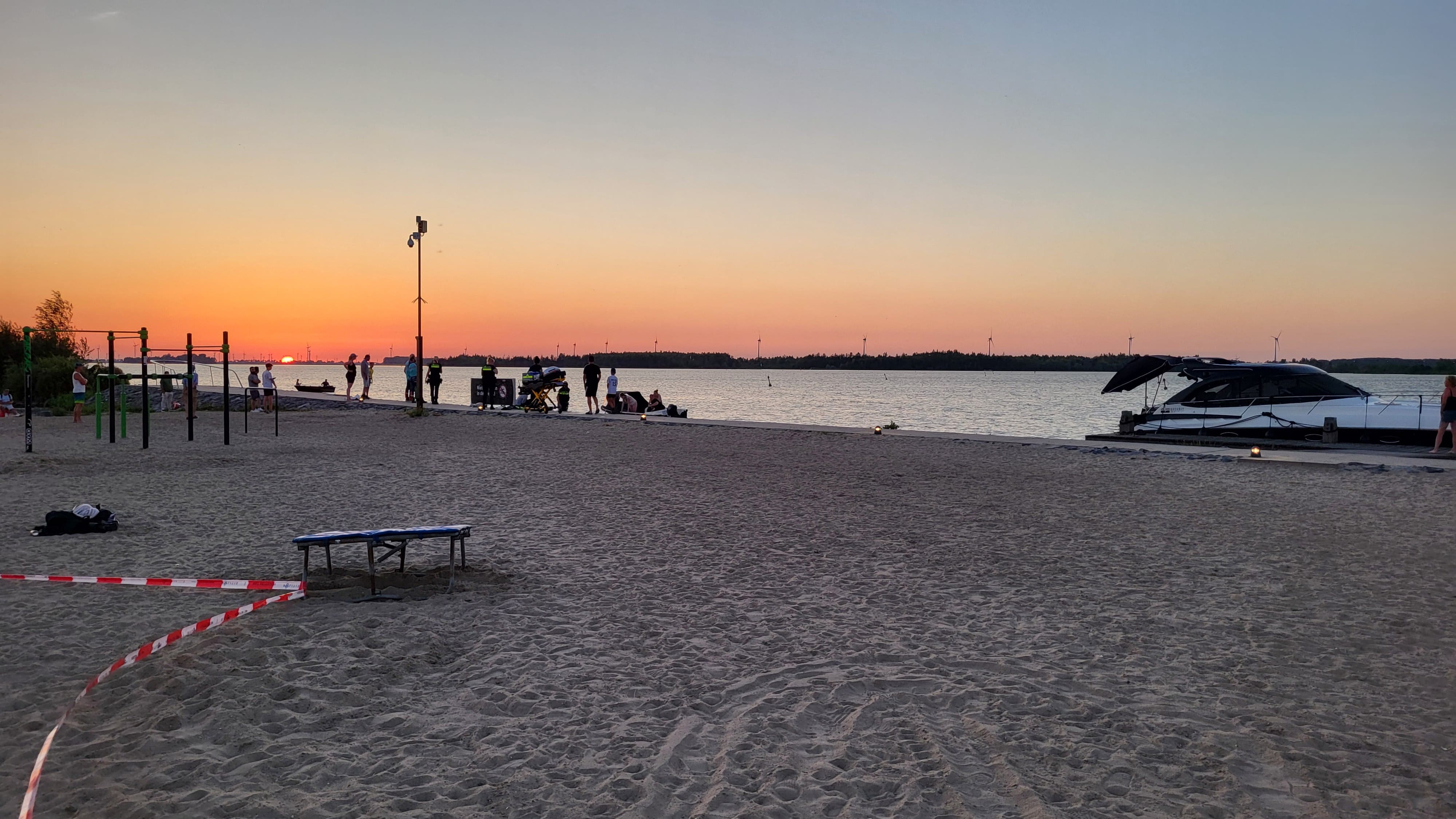 Foto: Persoon onder water geraakt op strandeiland in Harderwijk: hulpdiensten snellen te hulp